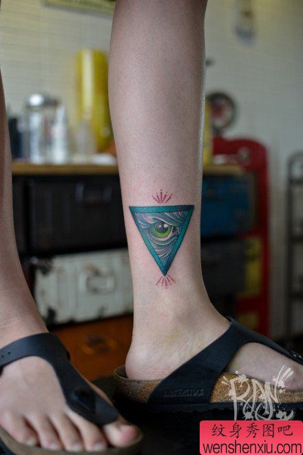 女生腿部唯美流行的上帝之眼纹身图案