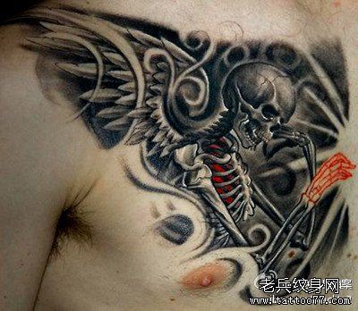 男性前胸流行经典的一幅骷髅纹身图案