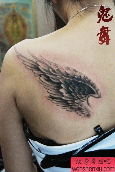 女生后背流行写实的翅膀纹身图案