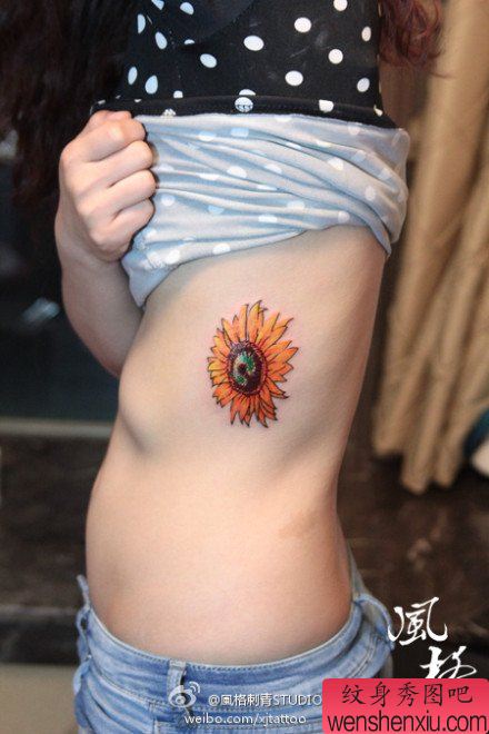 女生侧肋唯美经典的向日葵花纹身图案