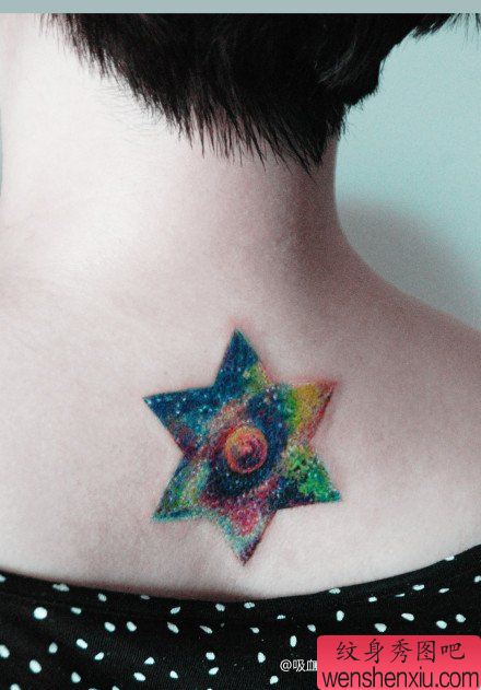 女生后背漂亮的星空六芒星纹身图案