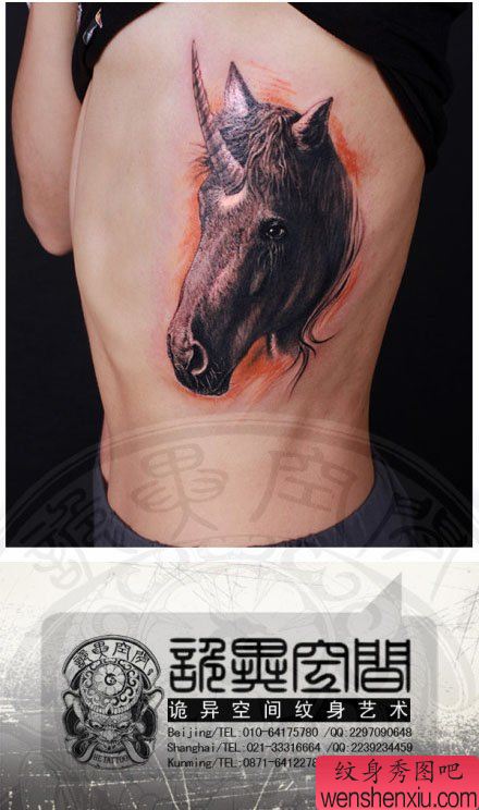 男性侧肋超酷的独角兽纹身手稿