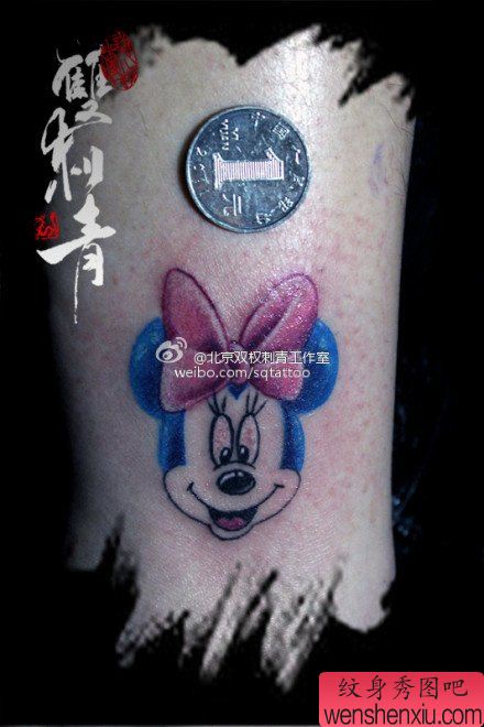 腿部一幅小巧流行的米老鼠纹身图案