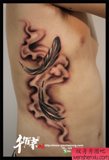 男性侧腰唯美流行的黑白羽毛纹身图案