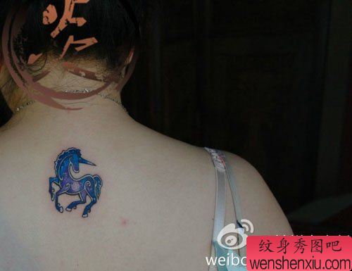 女生后背小巧经典的星空独角兽纹身图案