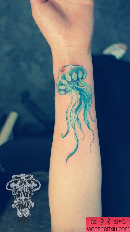 女生手腕漂亮流行的彩色水母纹身图案
