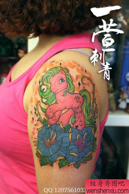 女生手臂漂亮精美的彩色小天马纹身图案