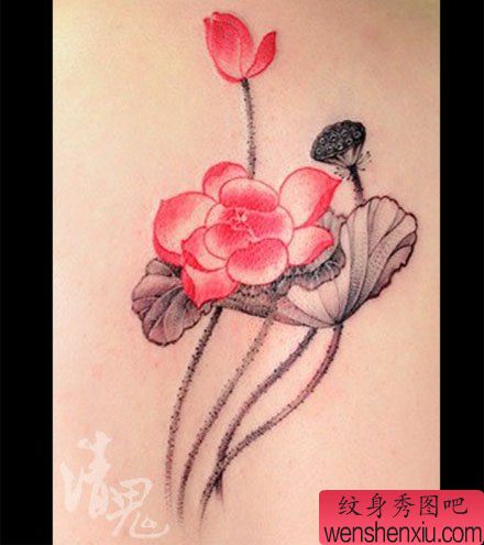 女生后背唯美流行的彩色水墨莲花纹身图案