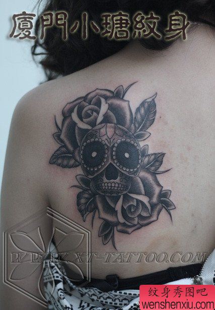 女生肩背唯美的黑白骷髅与玫瑰花纹身图案
