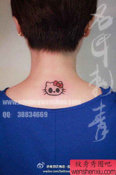 女生颈部小巧的卡通猫咪纹身图案