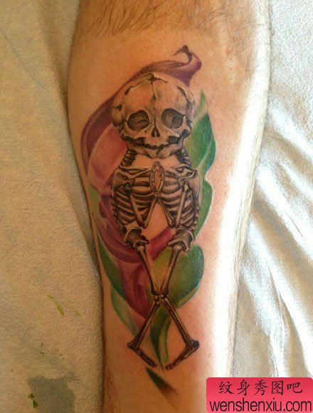 腿部一幅另类流行的骷髅纹身图案