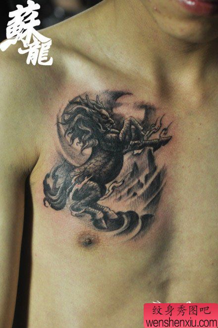 男性前胸帅气经典的黑白麒麟纹身图案