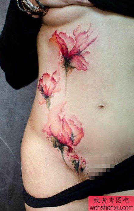 女生腹部流行精美的水墨花卉纹身图案