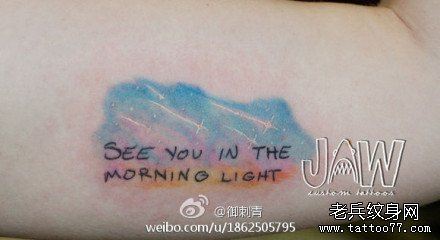 手臂流行精美的流星与字母纹身图案