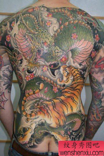 男性后背超酷霸气的满背龙虎争斗纹身图案