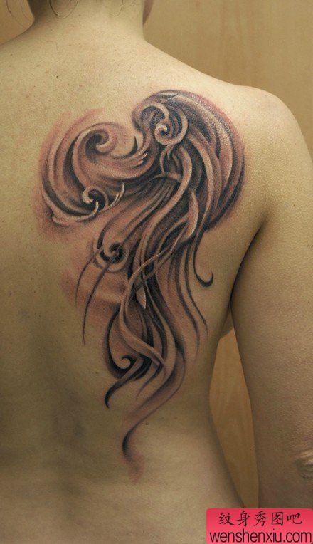 女生后肩背唯美流行的黑白翅膀纹身图案