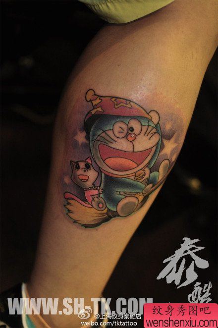 女生腿部一幅可爱的卡通叮当猫纹身图案