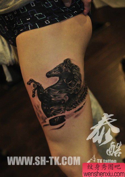 男性腿部超酷帅气的骏马纹身图案