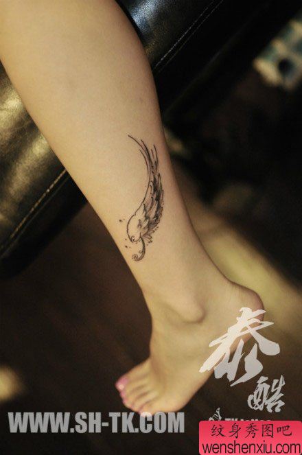 女生腿部流行小巧的黑白翅膀纹身图案