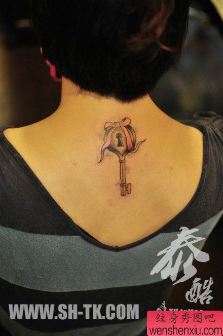 女生后背小巧流行的饿一幅钥匙纹身图案