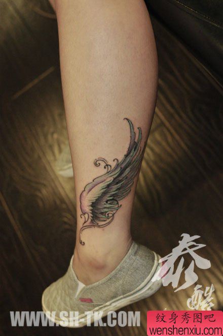 女生腿部流行唯美的彩色翅膀纹身图案
