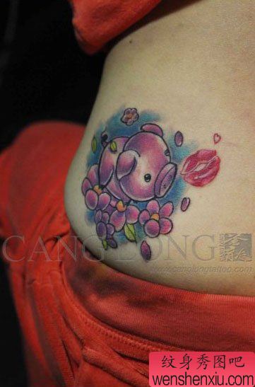 女生腰部流行精美的小猪纹身图案