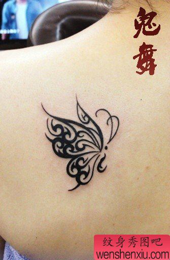 女孩子肩背小巧流行的图腾蝴蝶纹身图案