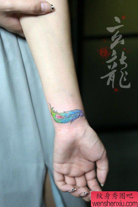 女生手腕小巧精美的彩色羽毛纹身图案