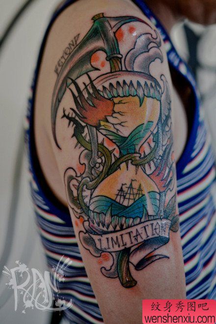 手臂另类流行的一幅沙漏纹身图案