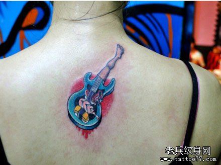 女生后背流行精美的贝斯纹身图案