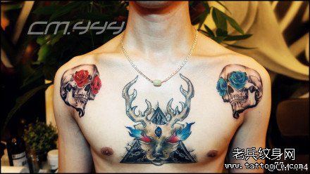 男性前胸帅气的骷髅与羊头纹身图案