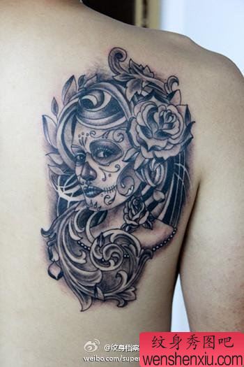 男生后背漂亮的亡灵装女郎纹身图案