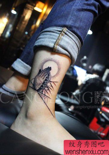 男生腿部唯美流行的祈祷之手纹身图案