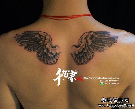 男性后肩背流行唯美的天使翅膀纹身图案