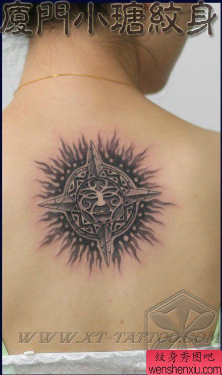 女生后背流行经典的一幅石雕太阳纹身图案