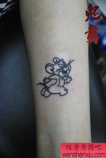 女生手臂可爱的卡通小老鼠纹身图案