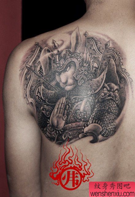 男性后肩背穿盔甲的生肖兔子纹身图案