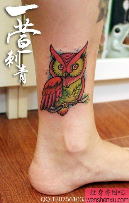 女生腿部经典流行的猫头鹰纹身图案