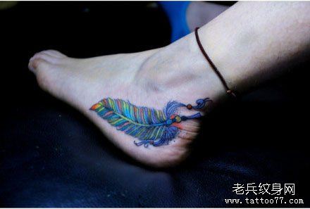 女生脚部唯美好看的彩色羽毛纹身图案