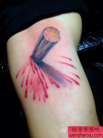 手臂内侧一幅流行另类的木桩纹身图案