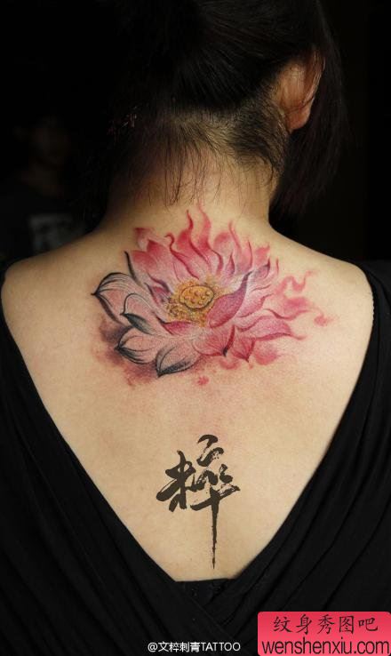 女生后肩背唯美清雅的水墨莲花纹身图案