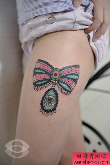 美女腿部漂亮流行的蕾丝蝴蝶结纹身图案