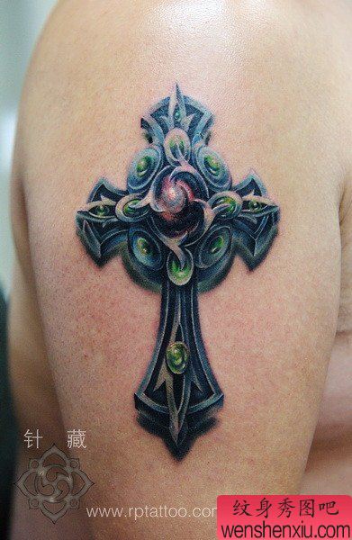 手臂流行经典的3D彩色十字架纹身图案