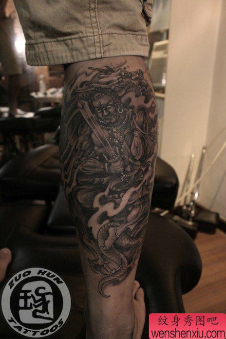 男性腿部超帅的黑白不动明王纹身图案
