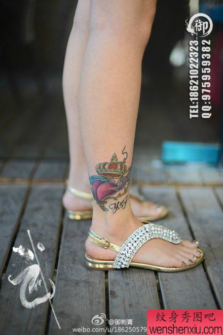 女生脚踝处小巧流行的爱心皇冠纹身图案