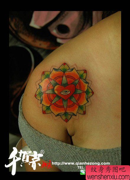 女生肩膀处小巧唯美的花卉纹身图案