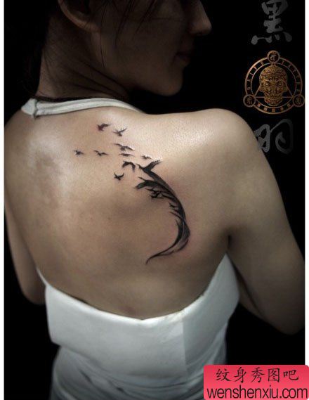 女生后肩背唯美流行的羽化燕纹身图案