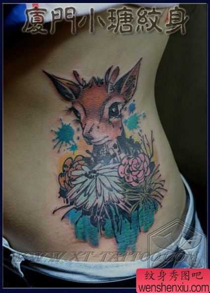 女生腰部可爱经典的小鹿纹身图案