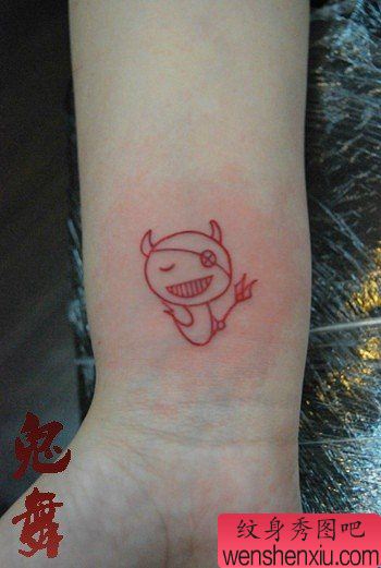 女生手腕小巧可爱的小恶魔纹身图案