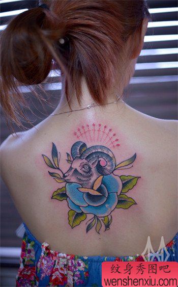 女生后背流行经典的羊头纹身图案